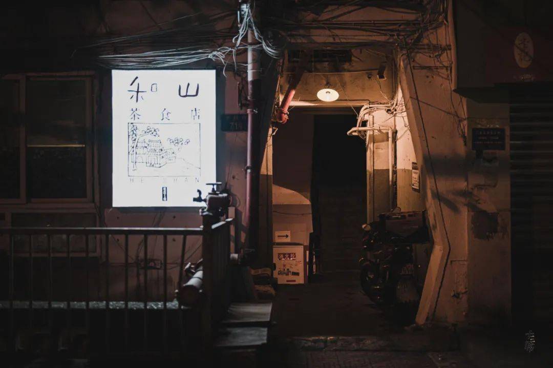 揭秘中央文件下的独特小巷风情，隐藏版特色小店的奇遇