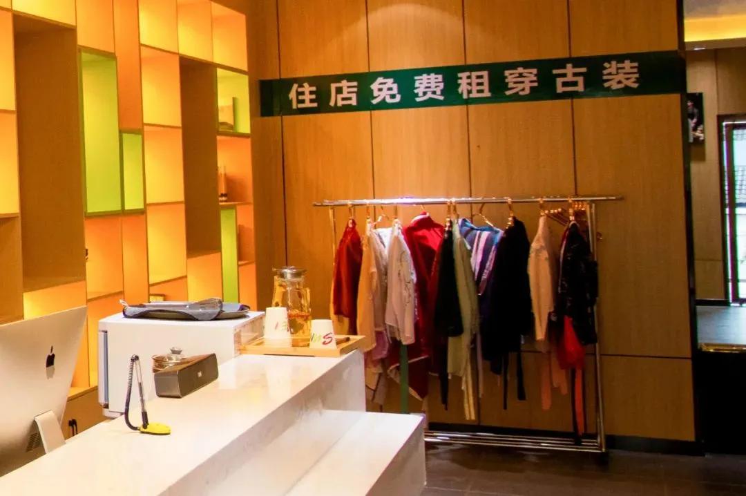 探寻小巷美食宝藏，直播中的独特风味与争议背后的故事