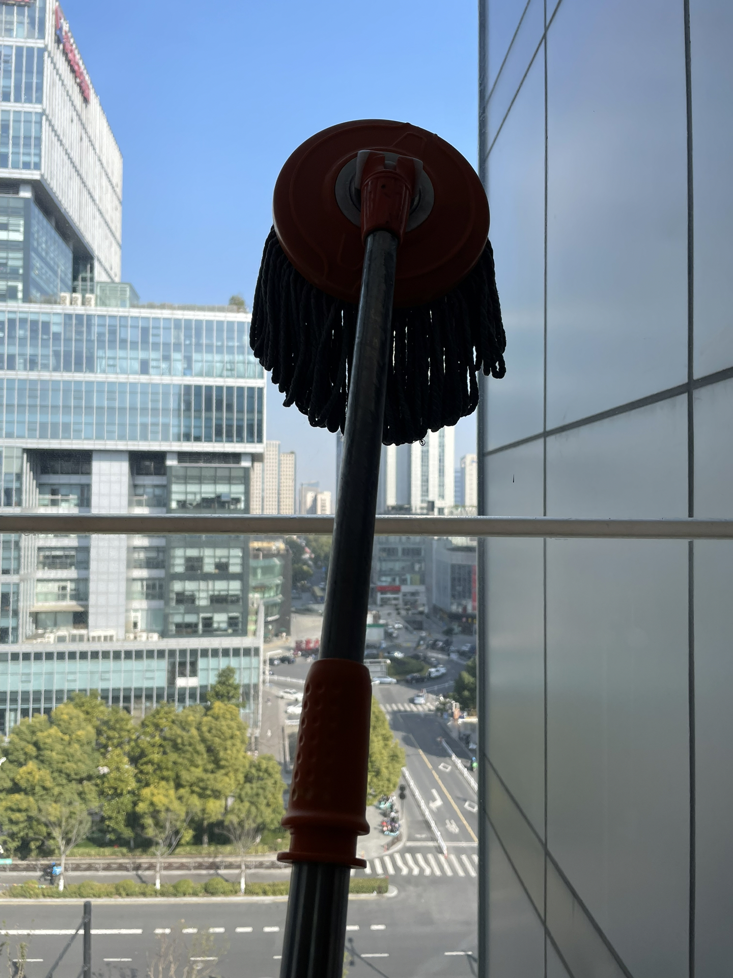 高空擦玻璃的新工具，挑战极限，展现自信之光