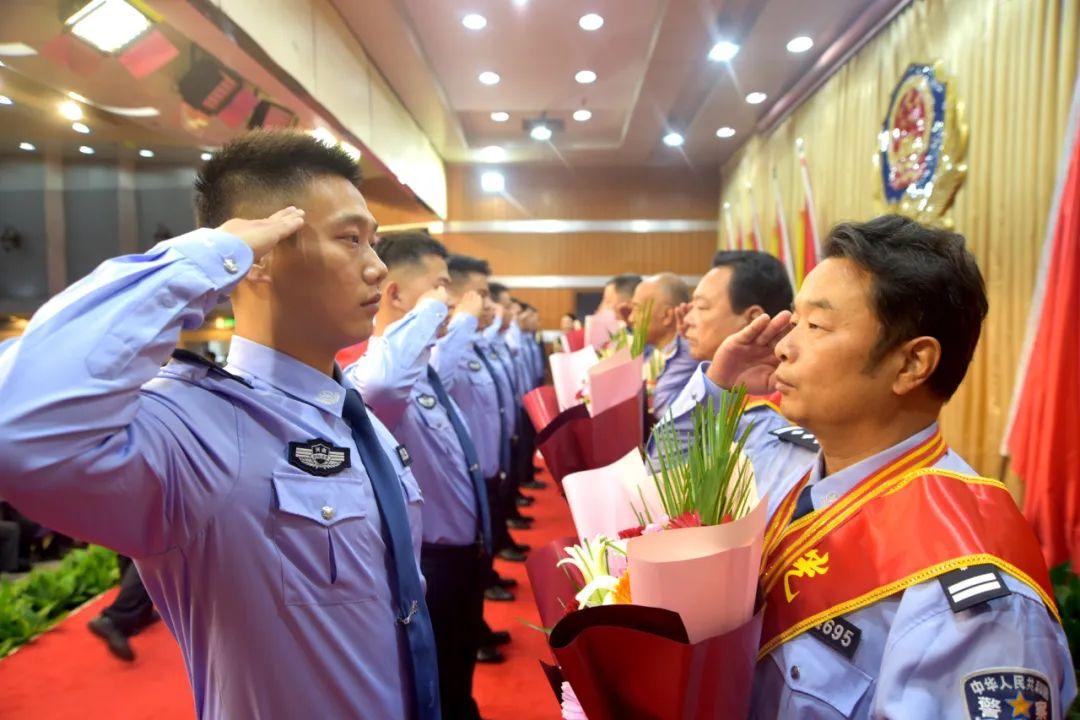 揭秘警察职业生涯新篇章，关于警察工作满25年后的退休最新消息！