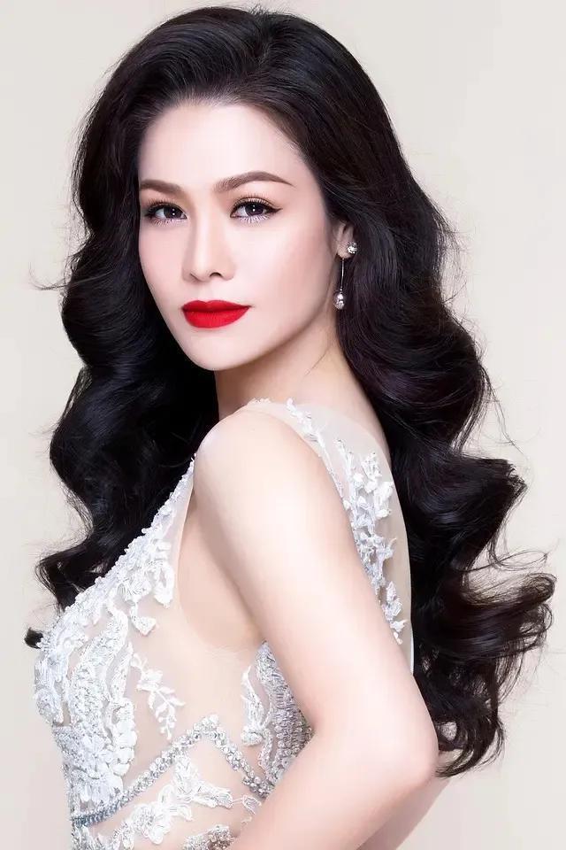越南美女明星与小巷中的独特风情，隐藏瑰宝的别样故事