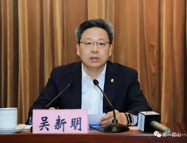 双子女明星的舞台多面魅力，闪耀的舞台之星