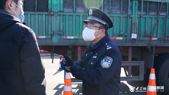 一线抗疫英雄的无畏坚守与科技创新力量，警察最新疫情动态观察