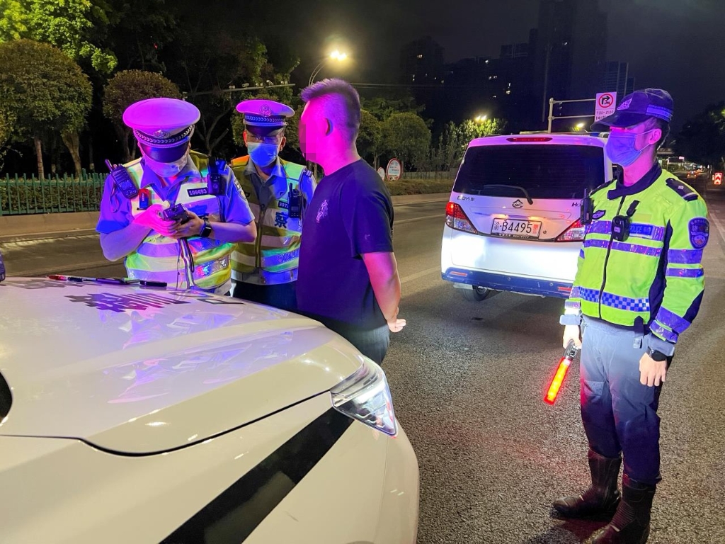 酒驾最新动态，与自然美景的邂逅，心灵之旅启程的警示之路